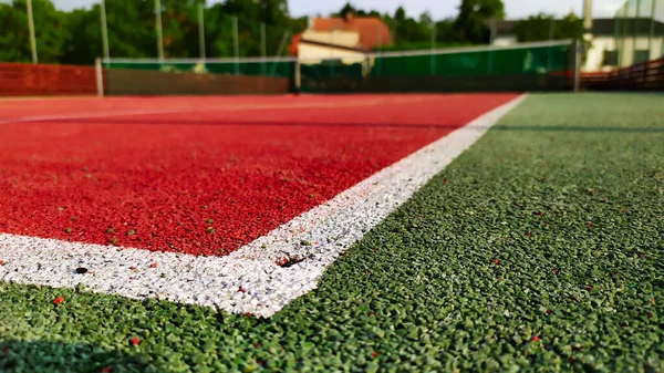 Över Vita Linjer Utomhus Tennisbana Bakgrunden Ett Tennisnät Och Hus — Stockfoto