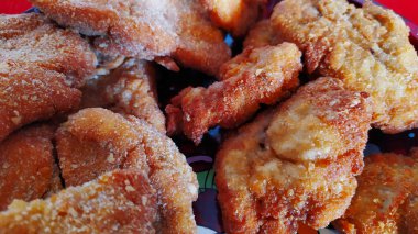 Tabakta kızartılmış domuz pirzolası, servise hazır yemek, güzel bir tat, fotoğraf.