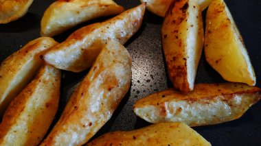 Tabaktaki fırınlanmış patateslerin yakın plan görüntüsü, servis etmeye hazır yemekler, iyi bir tat, fotoğraf.