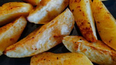 Tabakta kızartılmış patateslerin yakın plan görüntüsü, servise hazır yiyecekler, güzel bir tat, fotoğraf.