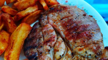 Yakından bakınca fırında patates ve güzel kızarmış domuz boynu servis için hazır yemek, fotoğraf.