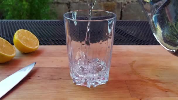 Una Visione Ravvicinata Bicchiere Vuoto Cui Viene Versata Acqua Video — Video Stock