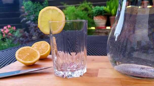 Vista Ravvicinata Bicchiere Vuoto Tavolo Giardino Cui Viene Versata Acqua — Video Stock