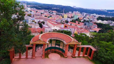 Brno Şatosu 'ndan yan taraftaki parkta bulunan çardaktaki Spilberk' in görüntüsü.