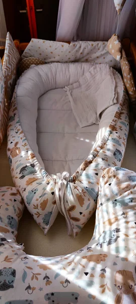 Bebek yuvası, portatif karyola, çocuklar için koruyucu beşik, yukarıdan manzara, fotoğraf.