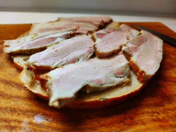 Kızarmış Domuz Göbeği Çavdar Ekmeği Ahşap Kesim Tahtası Bıçak Seçici — Stok fotoğraf