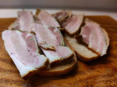 Kesme tahtasında bir dolar olan ekmeğin yakın çekim görüntüsü, fotoğraf.