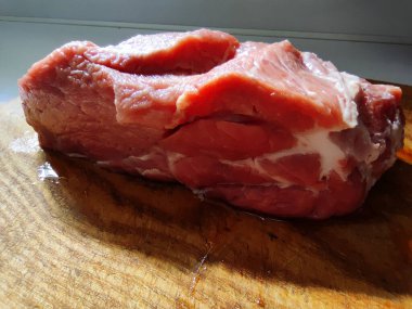 Tahtada taze çiğ domuz eti, yakından çekilmiş domuz resmi hazırlıklar için hazır, fotoğraf.