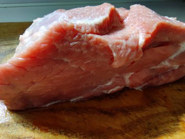 Tahtada taze çiğ domuz eti, yakın plan fotoğraf, fotoğraf.