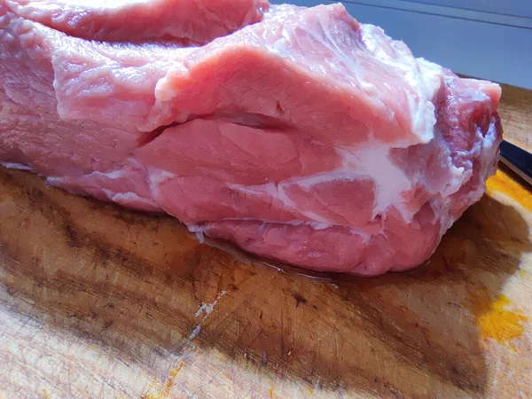 Tahtada taze çiğ domuz eti, yakın plan domuz resmi, fotoğraf.