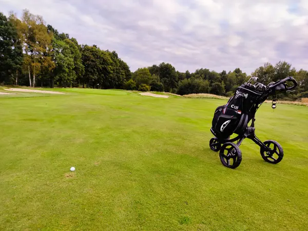 Golfový Vak Kolech Plný Golfových Holí Živého Golfového Hřiště Golfový — Stock fotografie