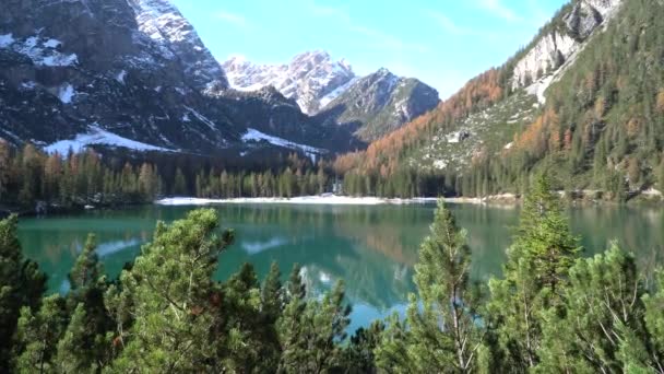 Video Lake Reflects Whole Mountain Background — Stock Video