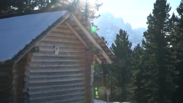 Una Casa Con Pupazzo Neve Montagne Sullo Sfondo — Video Stock