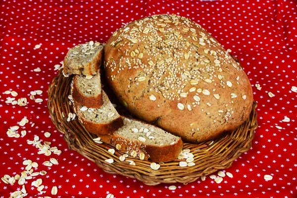 Запечений Цілий Пшеничний Хліб Прикрашений Прокатом Кунжутом Насінням Соняшнику Квітня — стокове фото