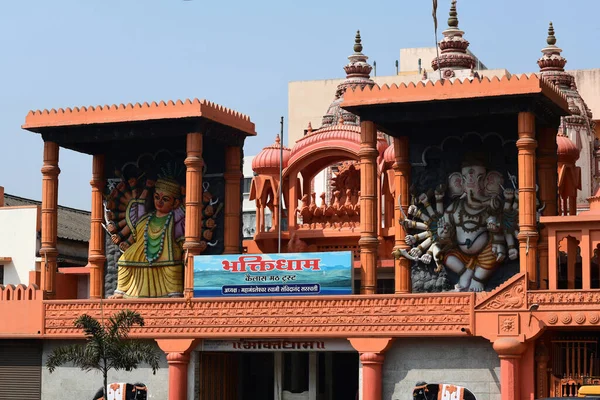 Tanrıça Saptashrungi ve Lord Ganesha 'nın İdolleri Bhaktidham tapınağının giriş kapısının tepesini süslüyor. Konumu: Nashik, Maharashtra, Hindistan. Tarih: 29 Şubat 2020