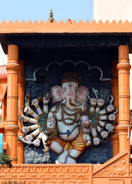 Nashik 'teki Bhaktidham Tapınağı' nın girişindeki Lord Ganesha 'nın İdol' u.