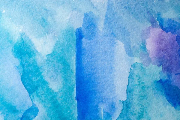 Kağıt dokusu üzerinde farklı katmanları olan soyut mavi suluboya arkaplan