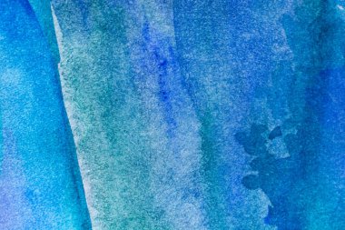 Kağıt dokusu üzerinde farklı katmanları olan soyut mavi suluboya arkaplan