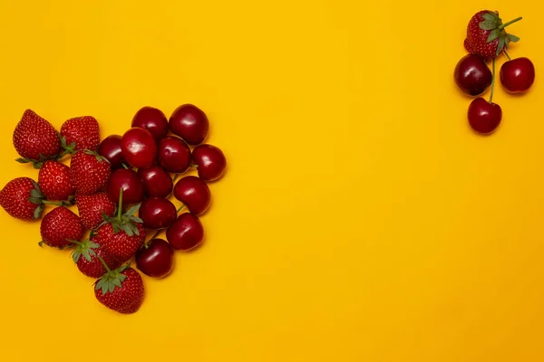 Corazón hecho de fresas y cerezas frescas y jugosas Imagen De Stock