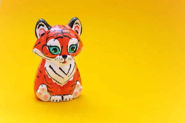 Juguete figura tigre sobre fondo amarillo —  Fotos de Stock