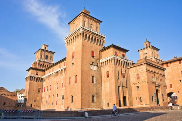 Ortaçağ kalesinin günbatımı manzarası, Ferrara, İtalya, Avrupa