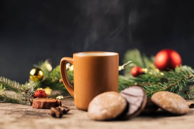 Solucan dumanlı fincanda çok sıcak çay. Koyu beton arka planda geleneksel Noel atmosferi..