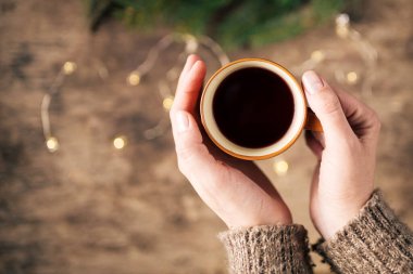 Sıcak kırmızı şarap ya da arka planda yıldızlar olan çay. Geleneksel sıcak Noel içeceği