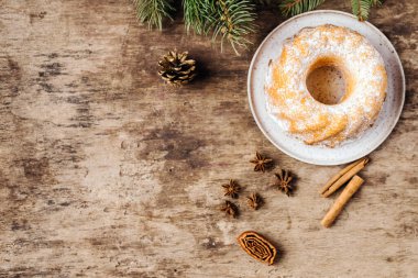 Gugelhupf masaya yakın çekim yapıyor. Yukarıdan üst görüntü. Gugelhupf, Guglhupf, Kugelhopf, kouglof bundt maya keki