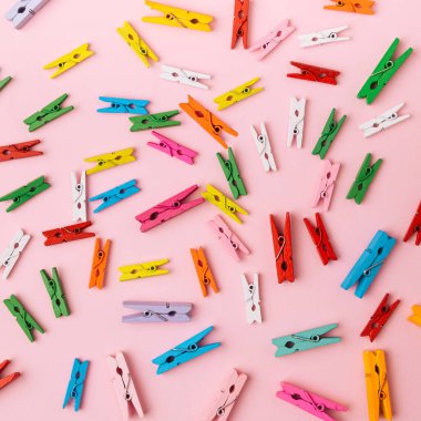 Pembe pastel arka plana karşı birçok klibin yerleşim görünümü.