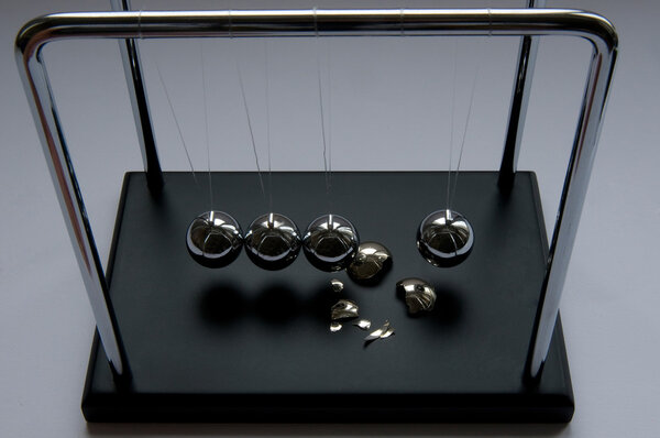 Крушение маятника Ньютона
