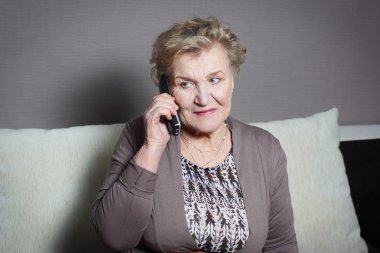 yaşlı kadın telefonla konuşuyor