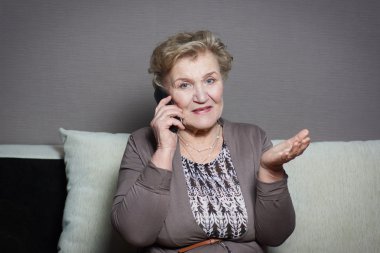 yaşlı kadın telefonla konuşuyor