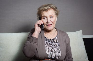 yaşlı kadın telefonla konuşuyor