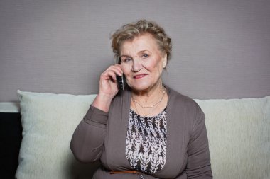 yaşlı kadın telefonla konuşuyor
