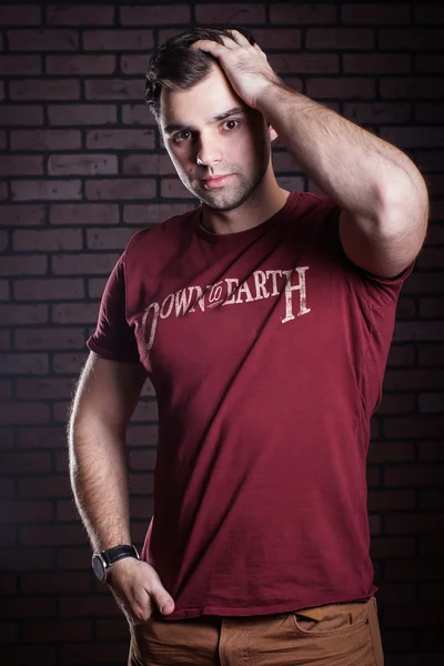 Νεαρός άντρας σε ένα t-πουκάμισο που παρουσιάζουν — Φωτογραφία Αρχείου