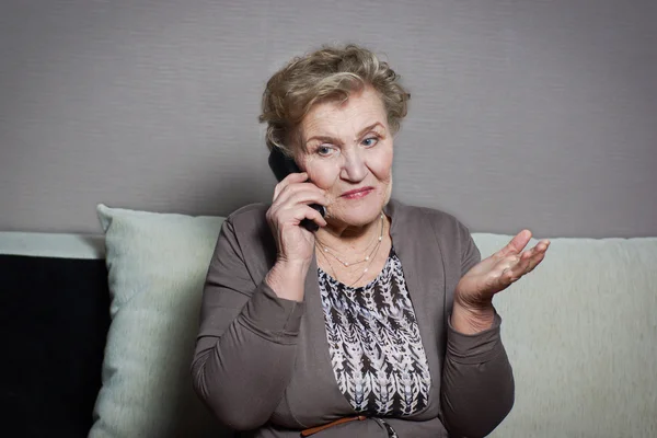 yaşlı kadın telefonla konuşuyor