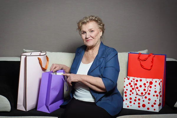 Mulher velha com suas compras — Fotografia de Stock