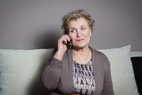 Vieja hablando por teléfono Fotos De Stock