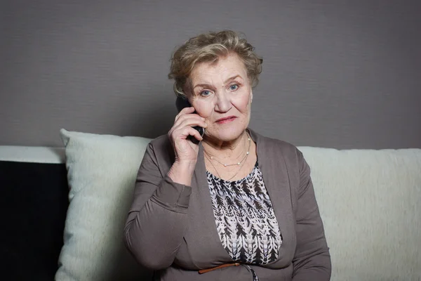 Alte Frau telefoniert Stockfoto