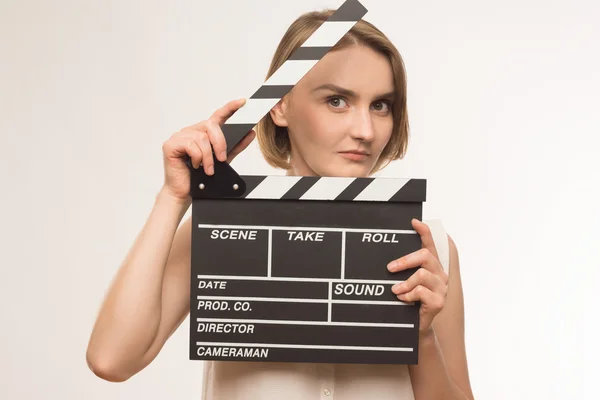 Chica joven con un clapperboard cine — Foto de Stock