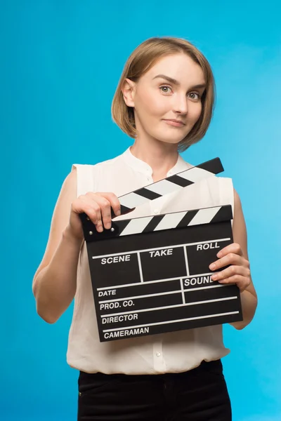 Chica joven con un clapperboard cine — Foto de Stock