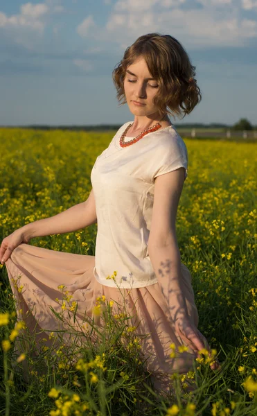 Mädchen in einem Feld — Stockfoto