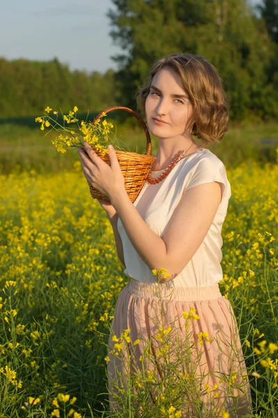 Menina em um campo — Fotografia de Stock