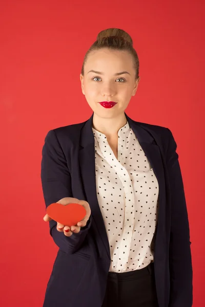 Mujer de negocios sosteniendo un corazón — Foto de Stock