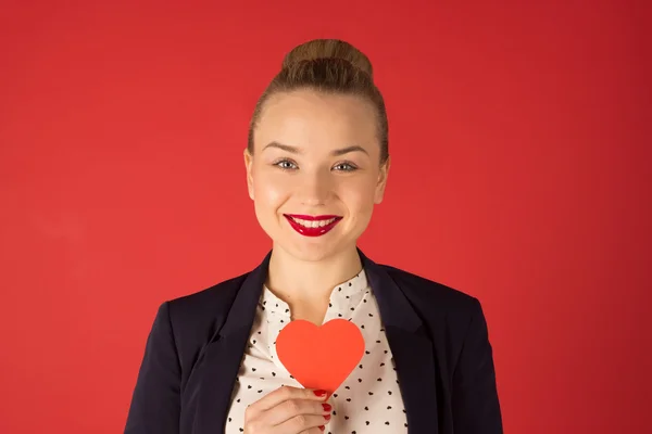 Mujer de negocios sosteniendo un corazón — Foto de Stock