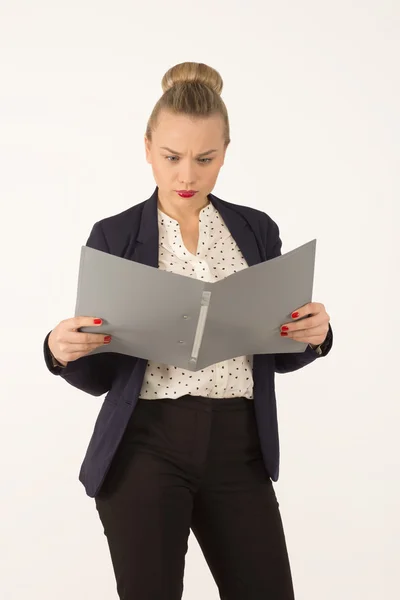 Geschäftsfrau im Sakko mit einem Ordner in der Hand — Stockfoto