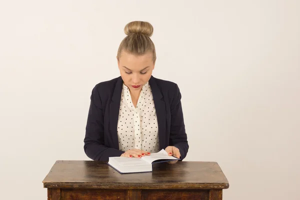 Junges Mädchen liest ein Buch — Stockfoto