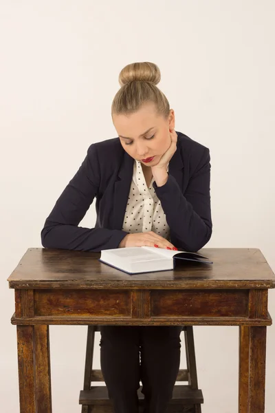 Young girl reading a book — Stock Photo, Image