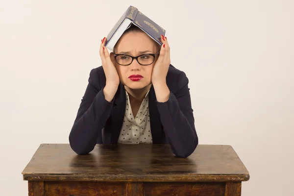 Fille fatiguée lisant un livre — Photo