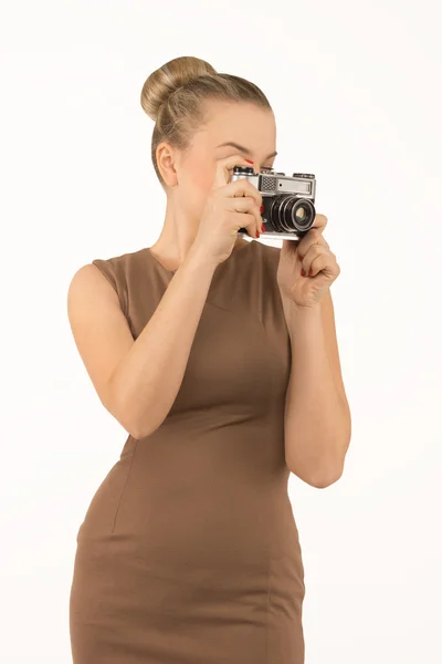 Menina com uma câmera em um fundo branco — Fotografia de Stock